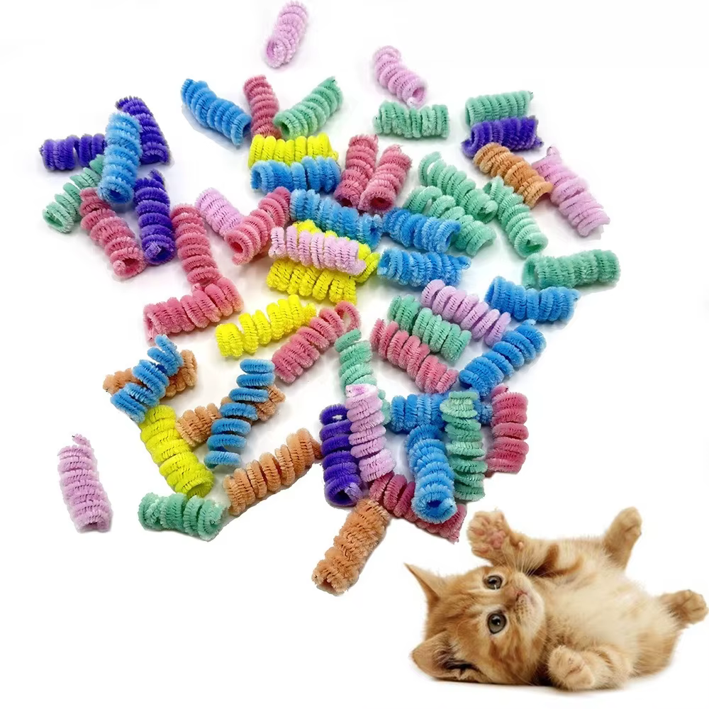 Juguetes de peluche y resortes en espiral coloridos