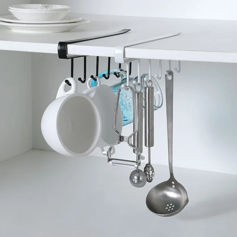Organización bajo estantes en cocina