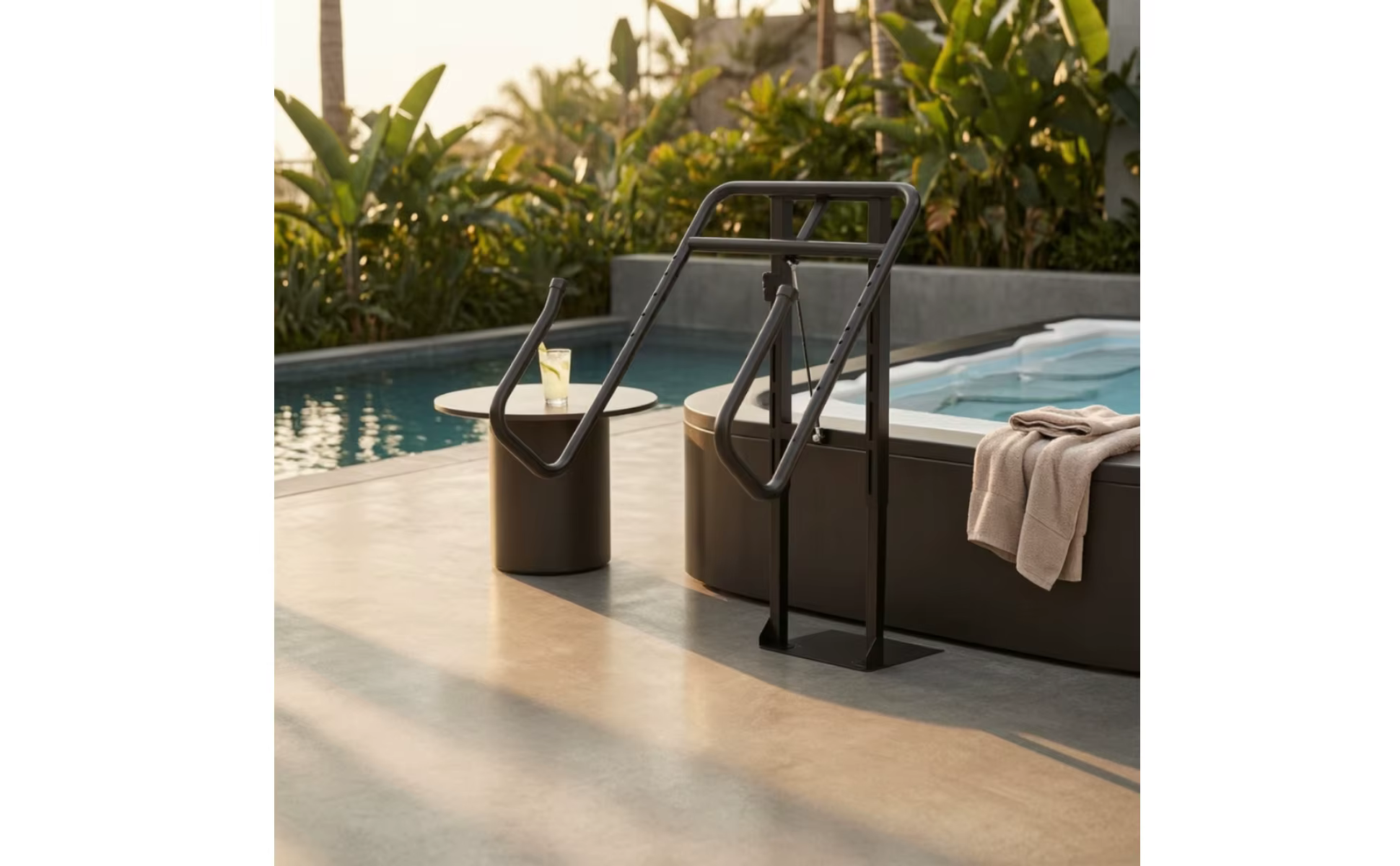 Elevador de cubierta para jacuzzi con asistencia hidráulica en jardín