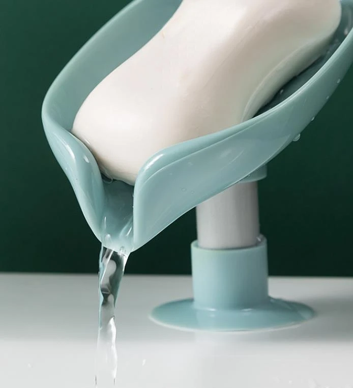 Jabonera mostrando el desagüe y agua fluyendo