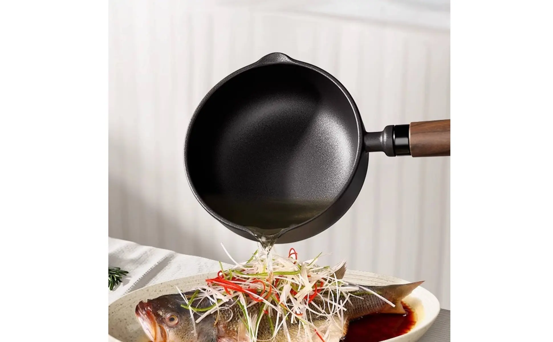 Sartén de hierro fundido para verter aceite caliente con mango largo de madera