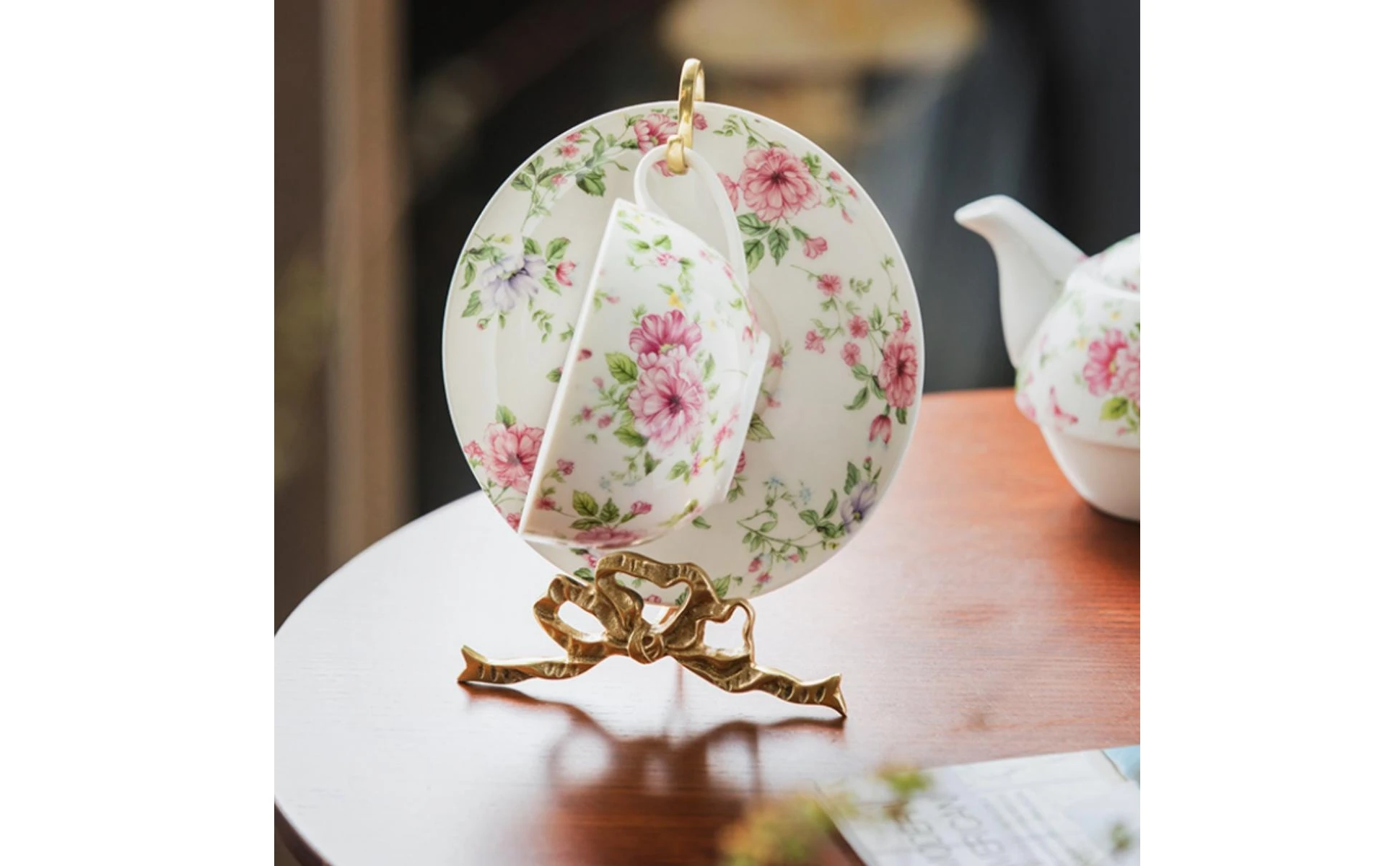 Soporte para tazas y platillos con estética elegante