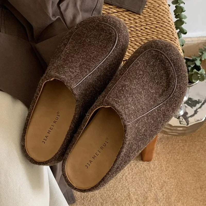 Pantuflas TULX usadas en contexto doméstico