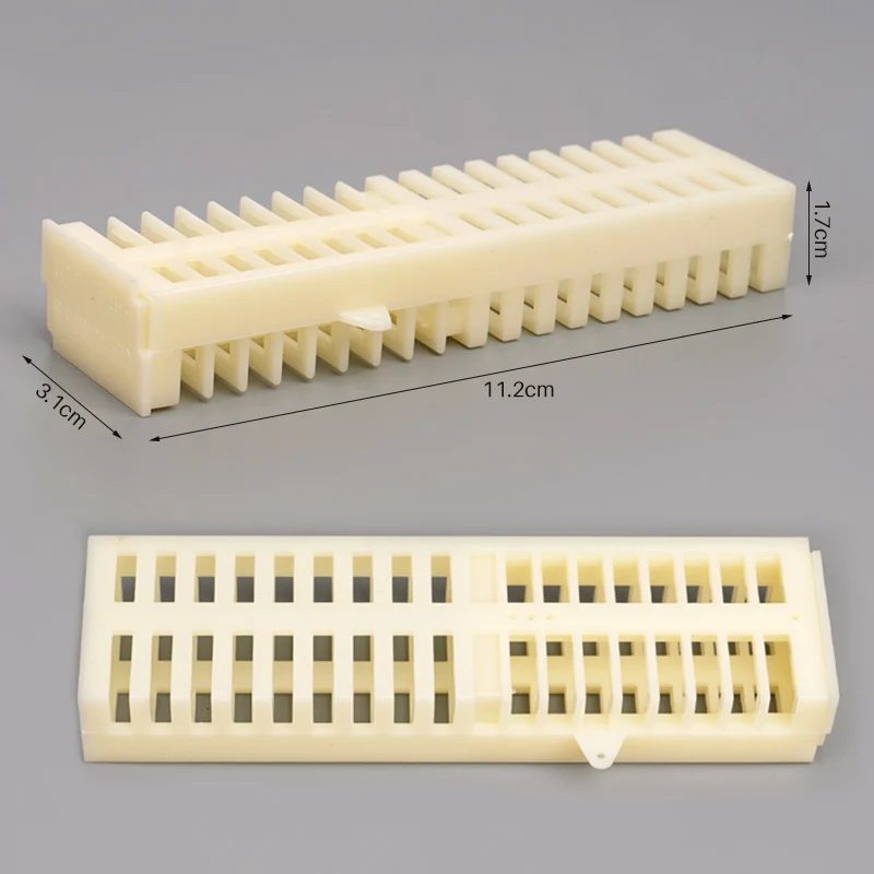 Jaula extensible en posición cerrada mostrando su estructura de plástico blanco