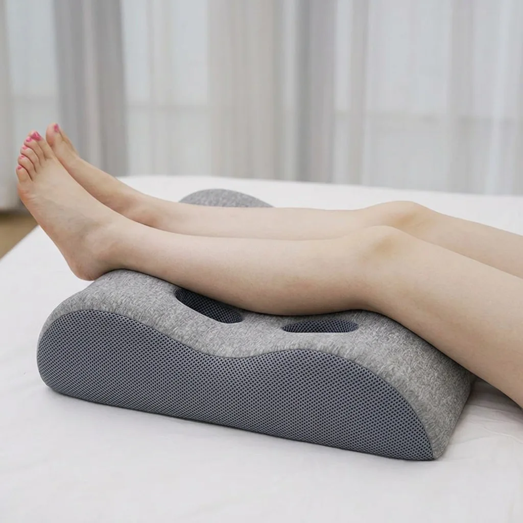 Uso de la almohada como reposapiés en cama