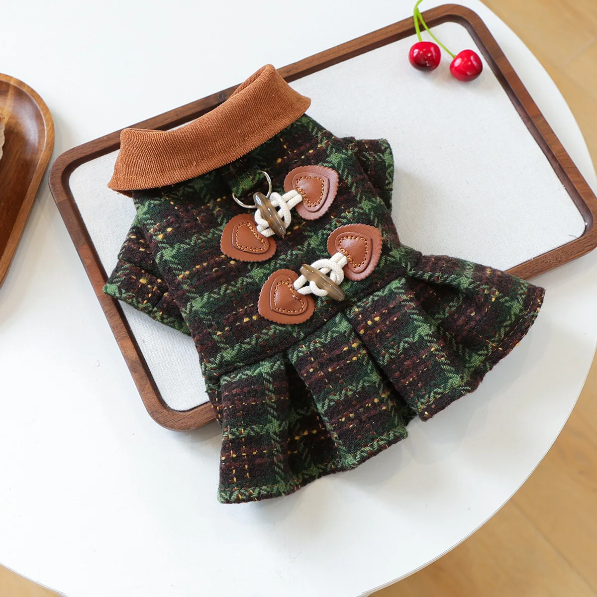 Conjunto de invierno para perros con detalles elegantes y plisados