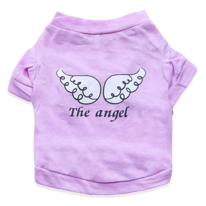 Detalle del estampado de alas de ángel en la espalda de la camiseta