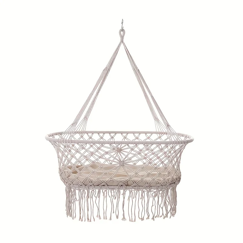 Columpio de macramé para bebé visto desde arriba con diseño geométrico
