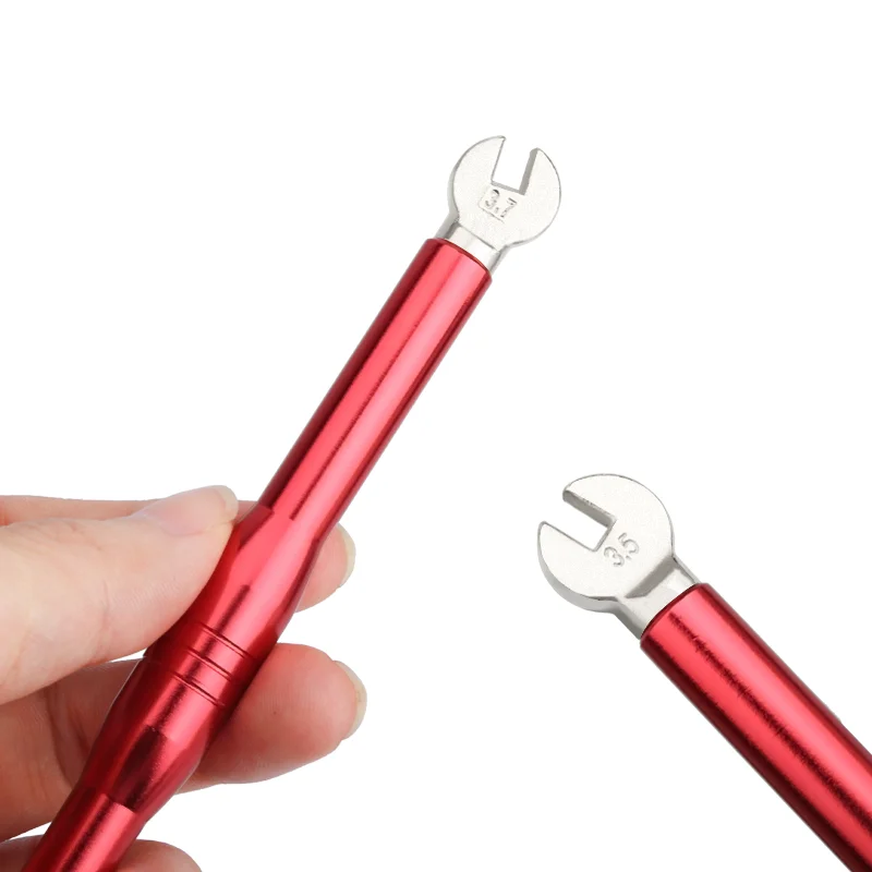 Llave de radios en uso sobre radios de bicicleta
