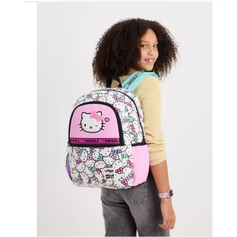 Mochila con estética colorida y acabados visibles