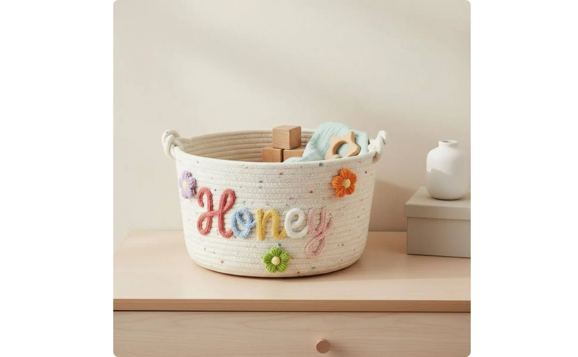 Almacenamiento personalizado para guardería con nombre bordado