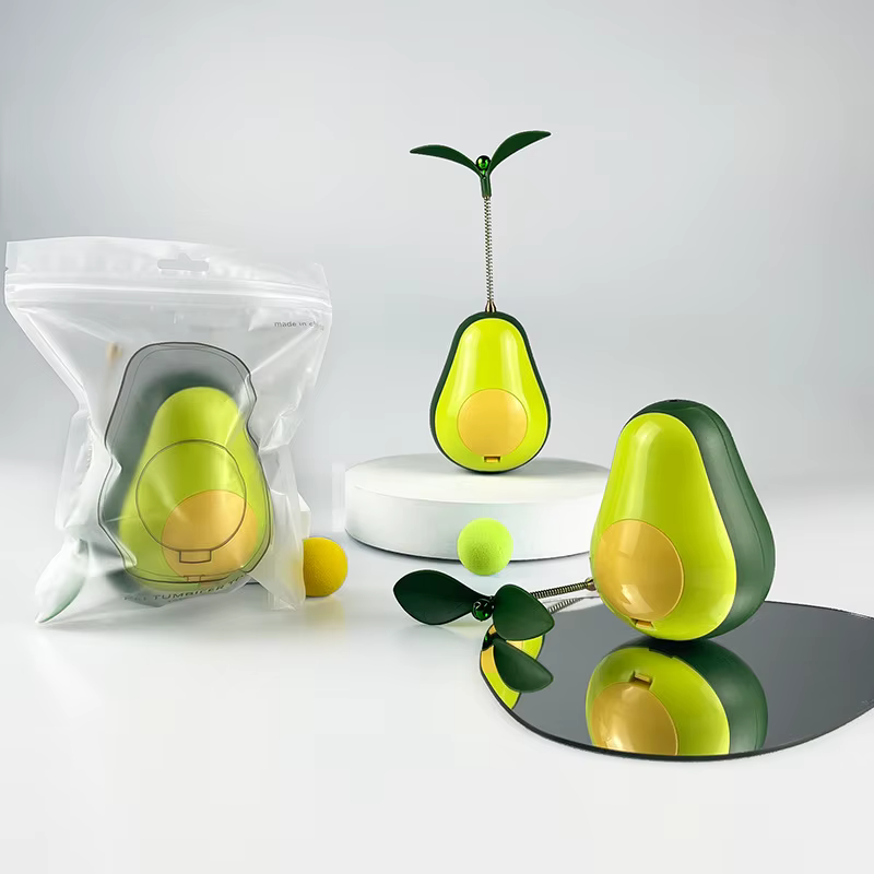 Juguete en forma de aguacate con detalles llamativos