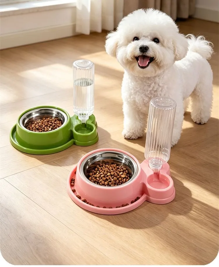 Comedero doble desmontable para mascotas en ambiente hogareño