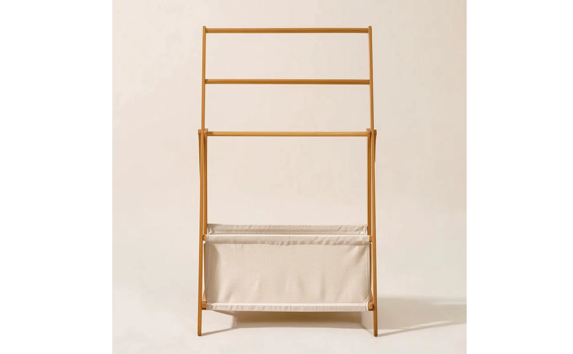 Estructura de aspecto madera marrón y soporte para prendas