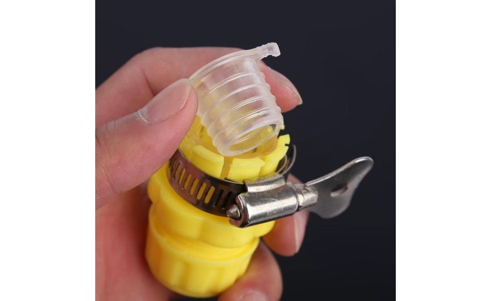 Adaptador conectado a manguera para lavado de coche