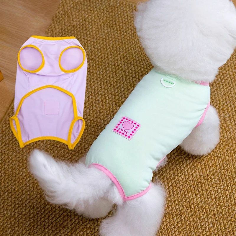 Perro con sudadera ligera de color sólido