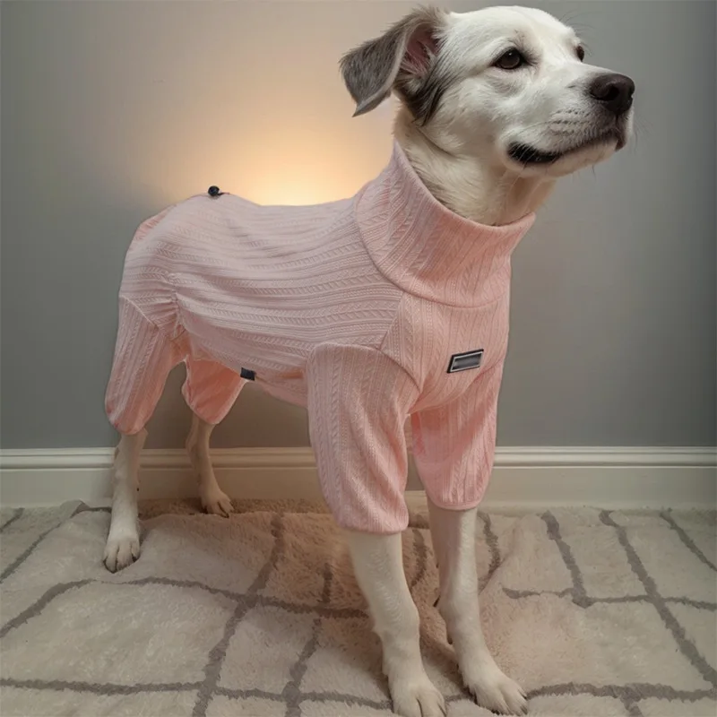 Perro usando el pijama en posición de descanso