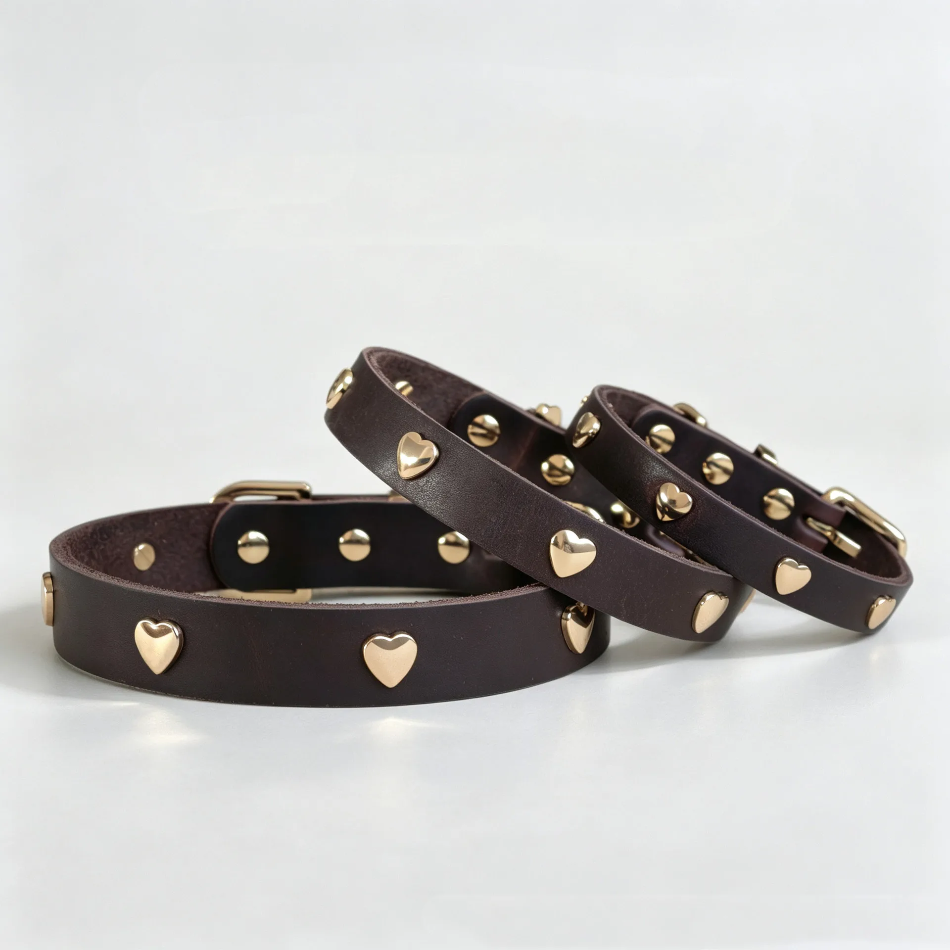 Collar perro cuero genuino ajustable con remaches corazón dorado