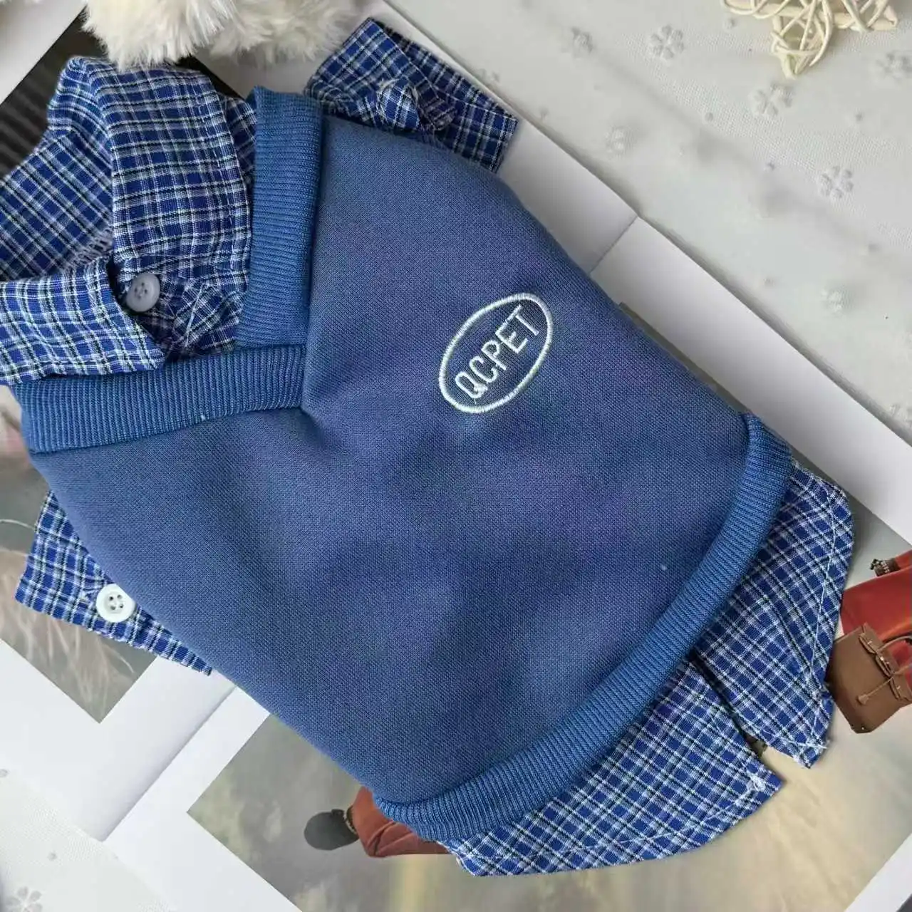 Detalle del cierre y el interior de felpa de la sudadera para mascotas