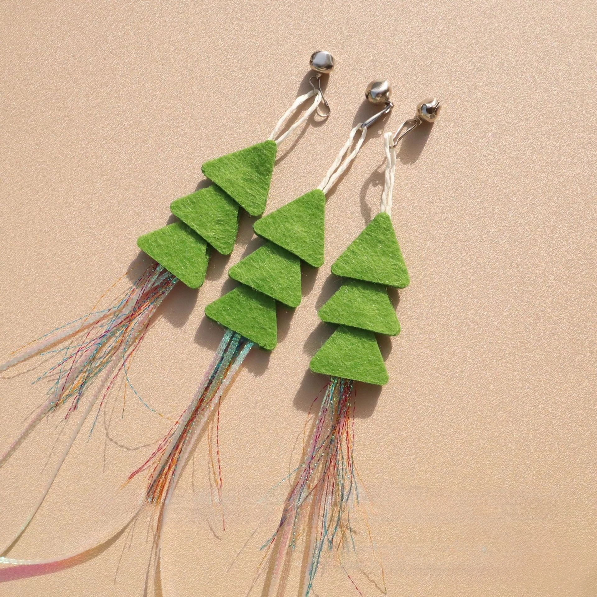 Árbol de Navidad verde para gatos en detalle