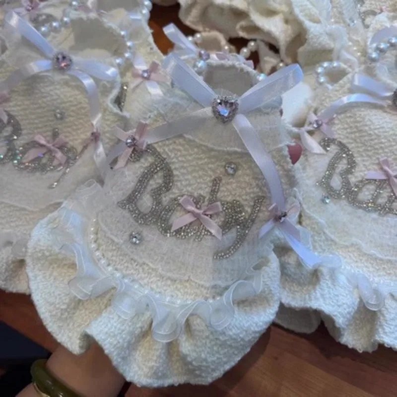 Detalle del top de encaje del vestido para perros