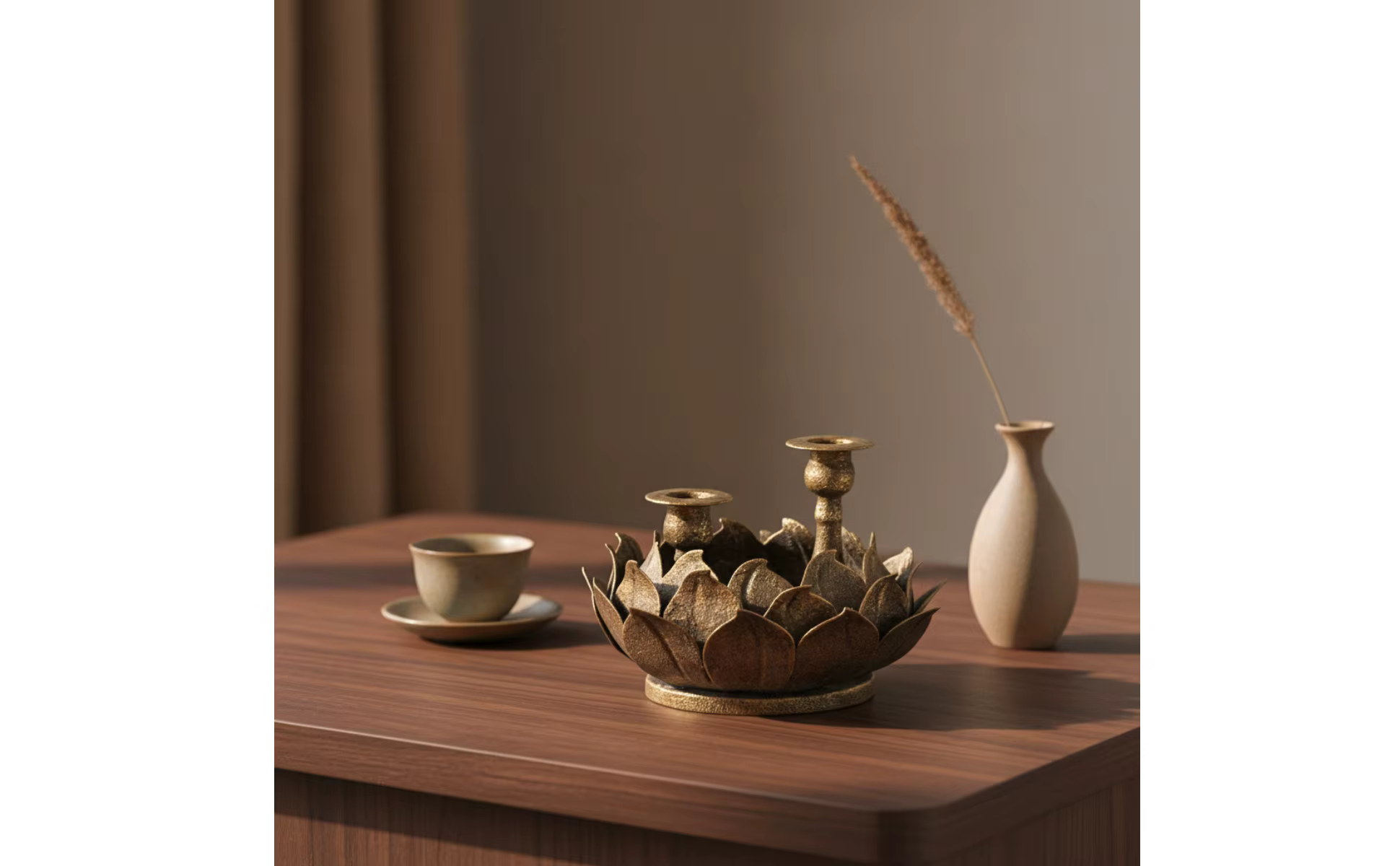Candelabro con forma de flor de loto en acabado bronce envejecido