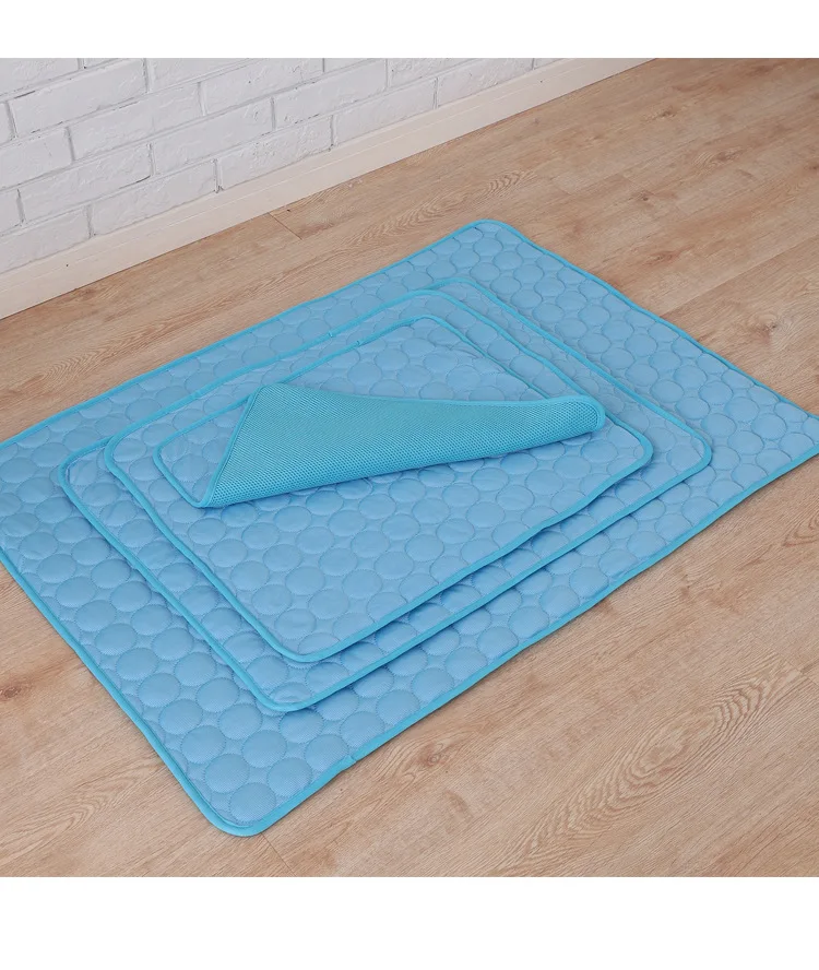 Almohadilla sobre cama de mascota