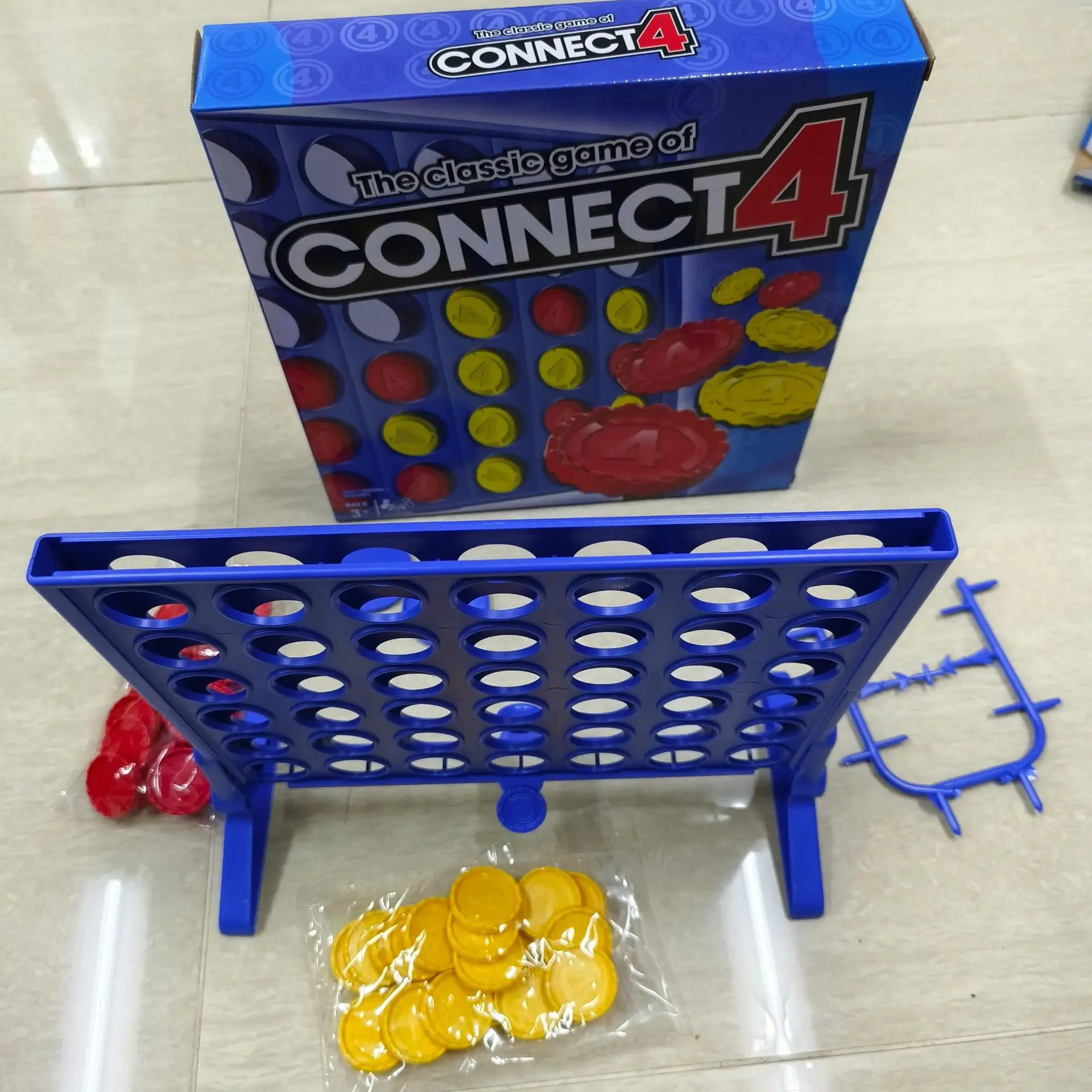 Niños jugando en el aula con fichas magnéticas