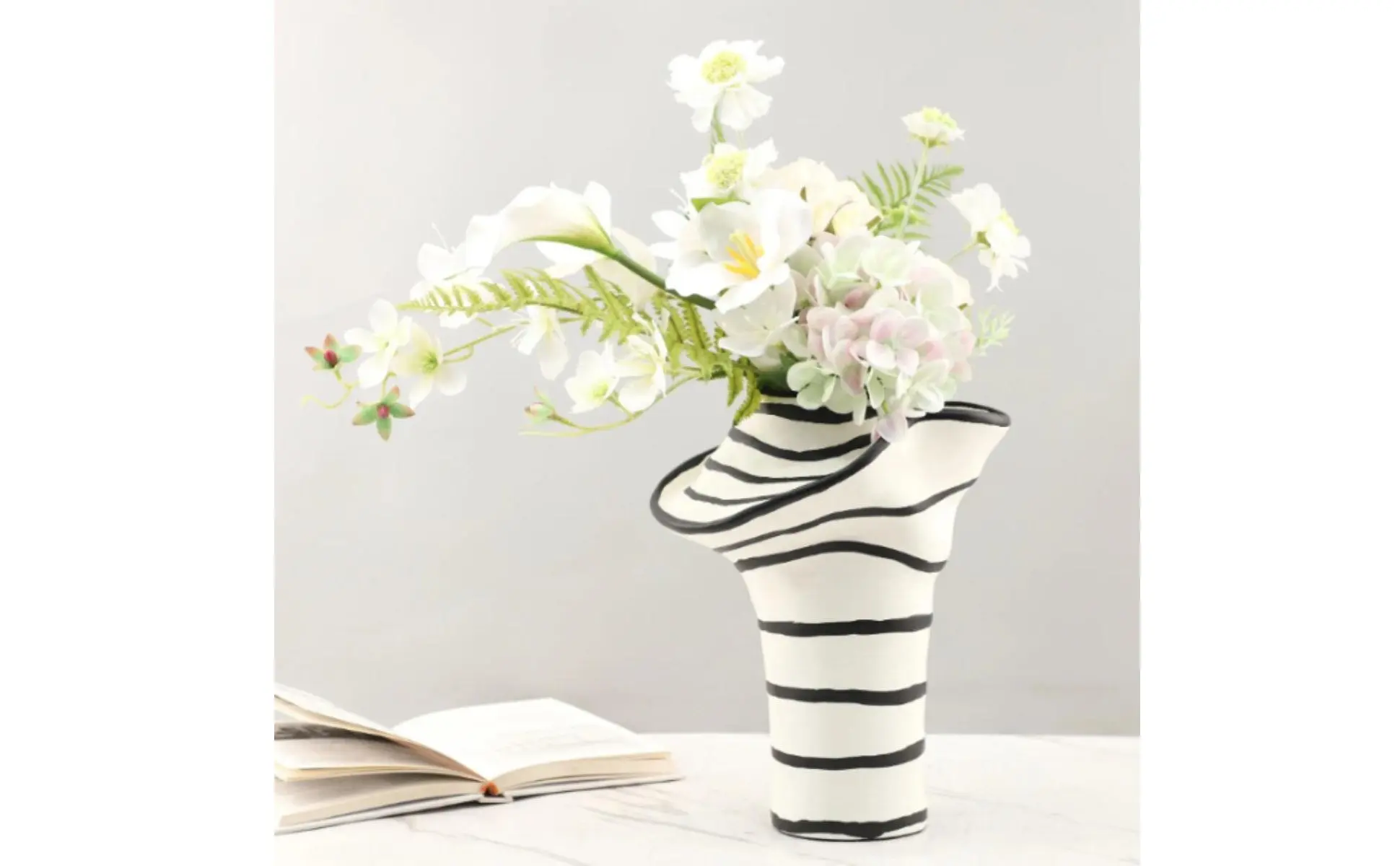Florero moderno a rayas con diseño llamativo en decoración del hogar