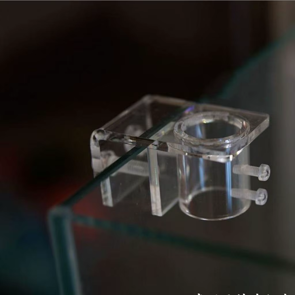 Soporte instalado en aquarium con tubos de filtración