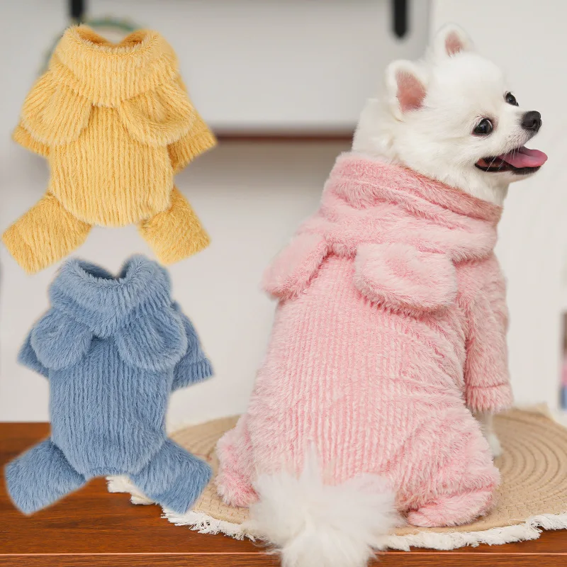 perro en mono azul de invierno con capucha