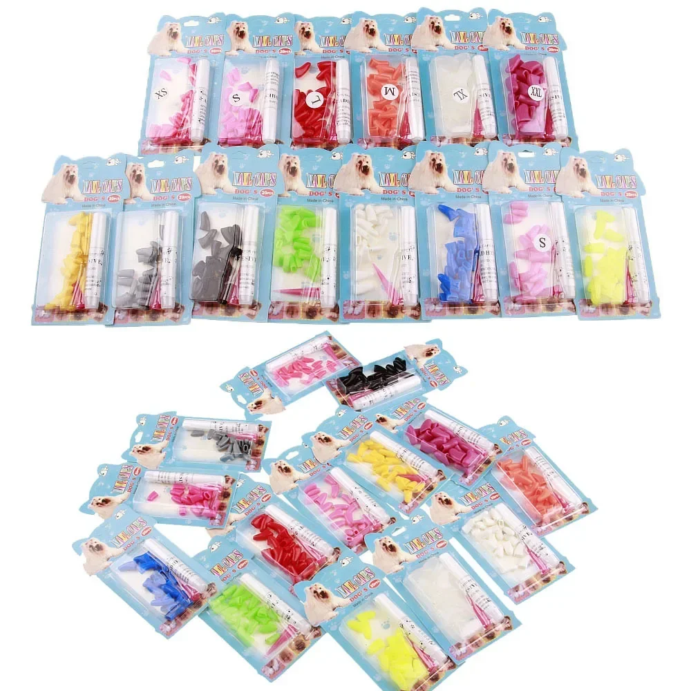 Gato con fundas puestas jugando