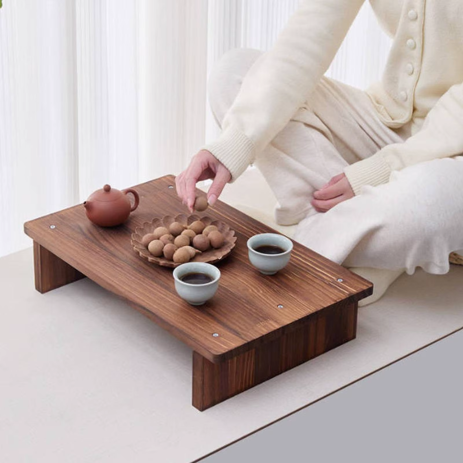 Mesa auxiliar moderna de madera en estilo minimalista
