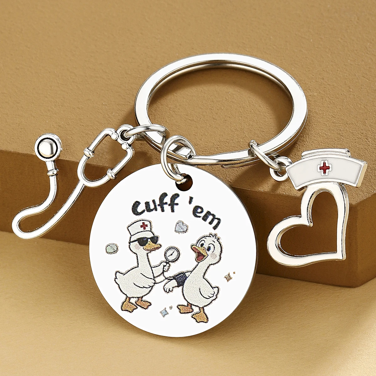 Collar delicado con símbolo de cruz médica