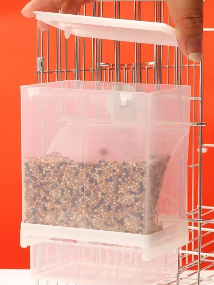 Comedero para loros mostrando capacidad interior