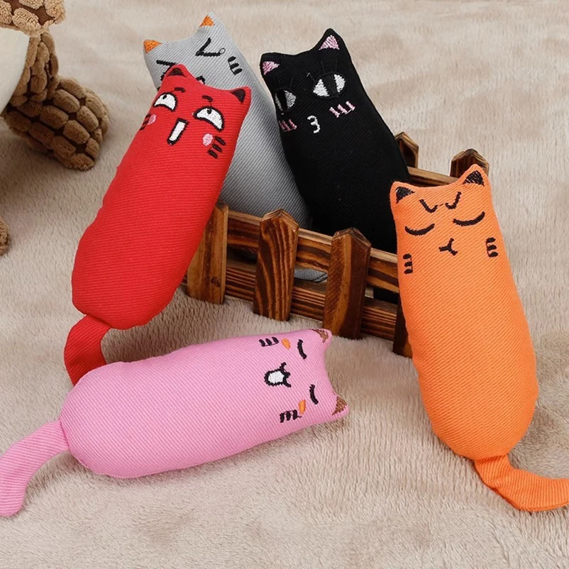 Gatito interactuando con el juguete
