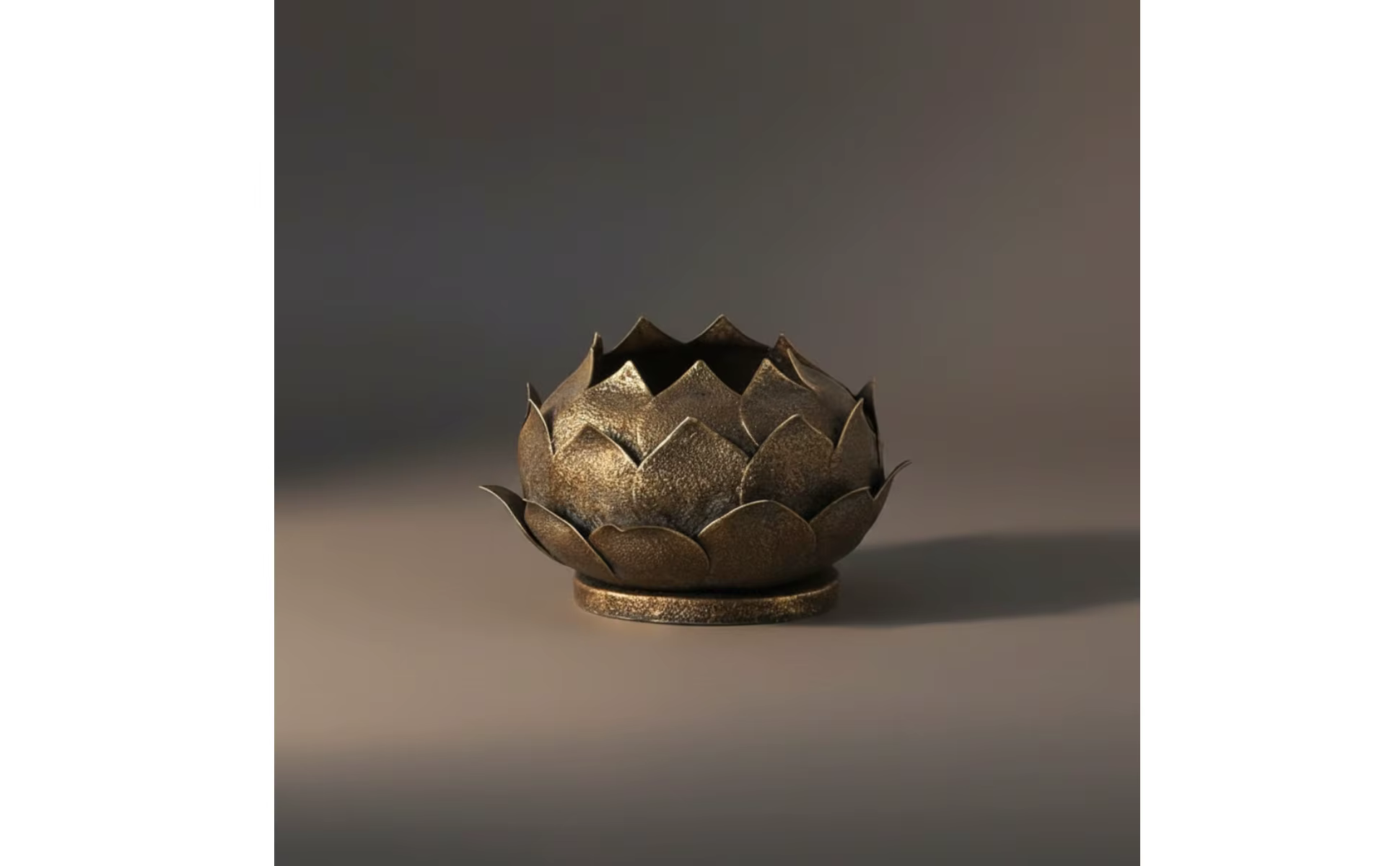 Detalle de los pétalos en capas del candelabro de loto