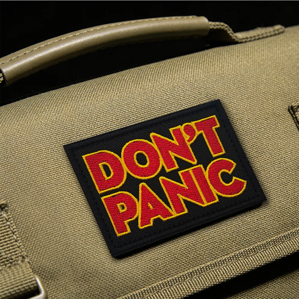 Parche DONT PANIC aplicado en bolsa médica táctica