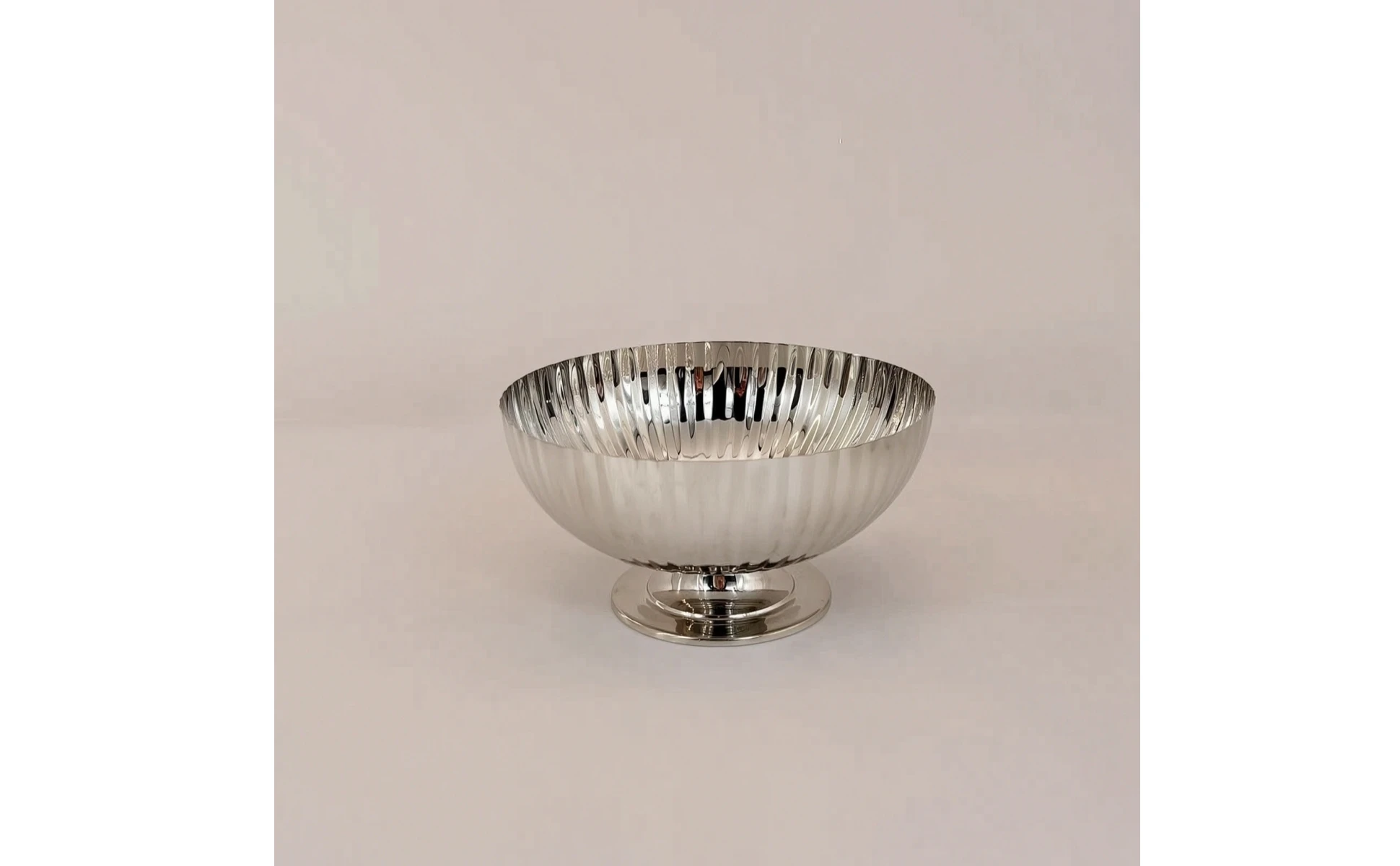 Frutero con pedestal usado como centro de mesa elegante en una cocina moderna