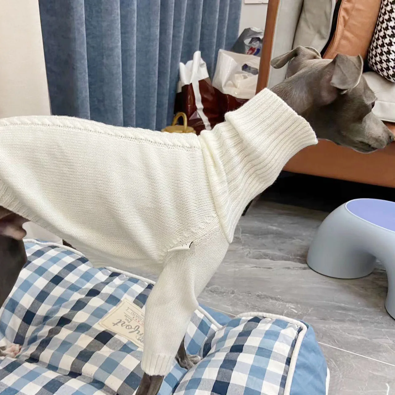 Prenda secándose en una toalla