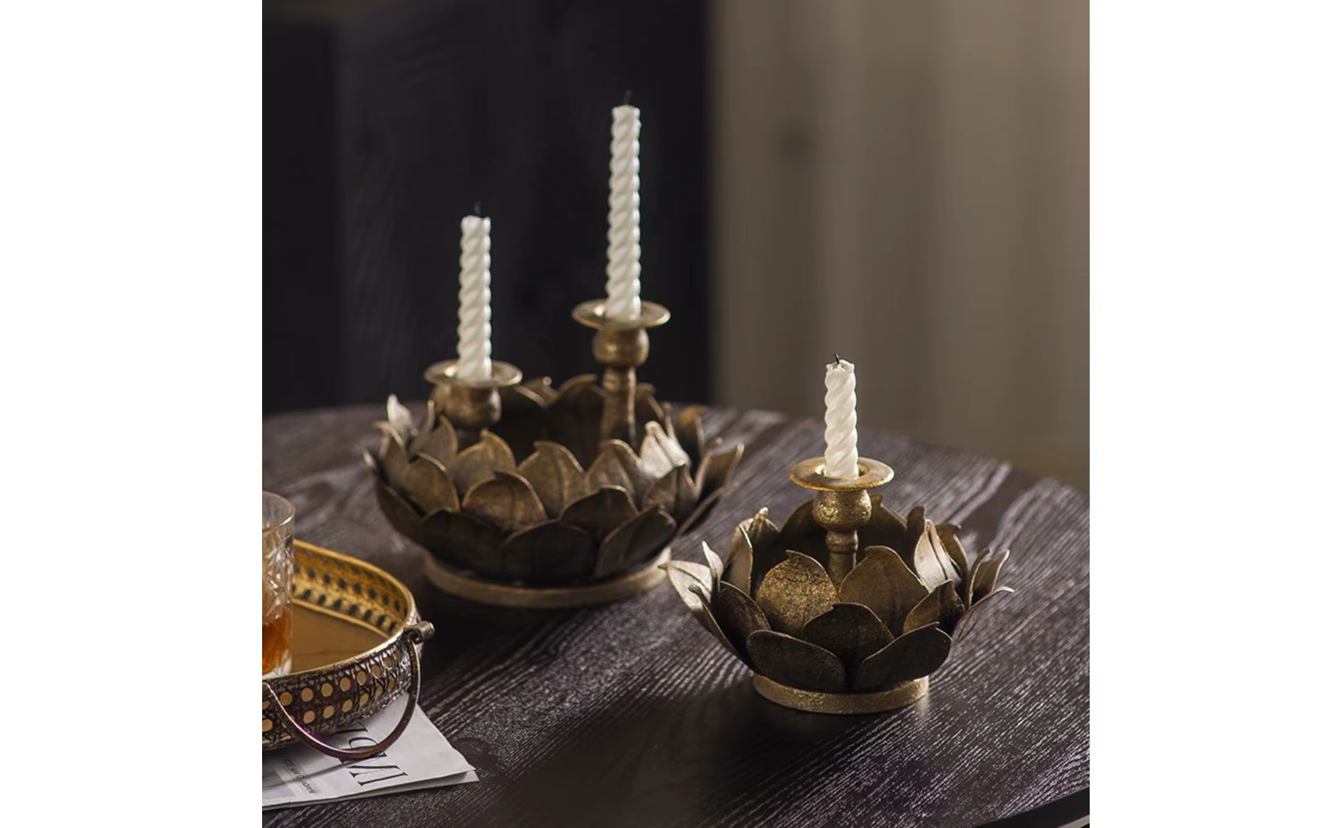 Candelabro de loto en ambiente de mesa decorada