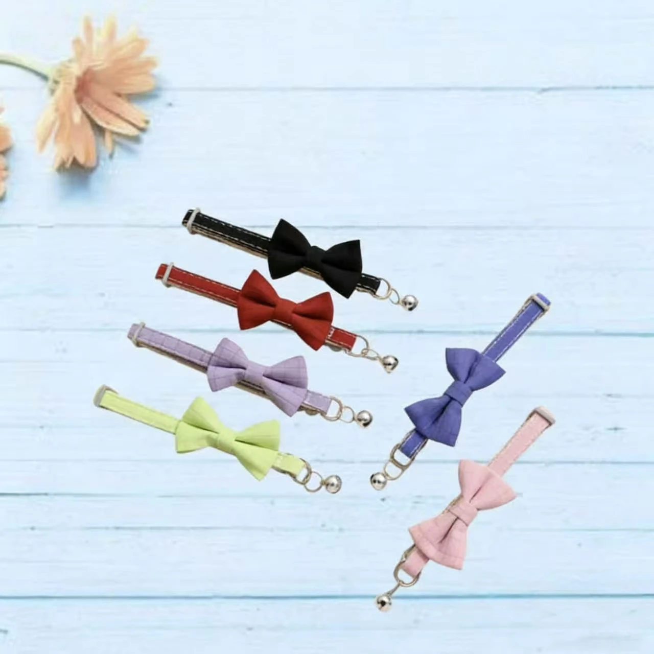 Collar para mascotas en color sólido con lazo y campana