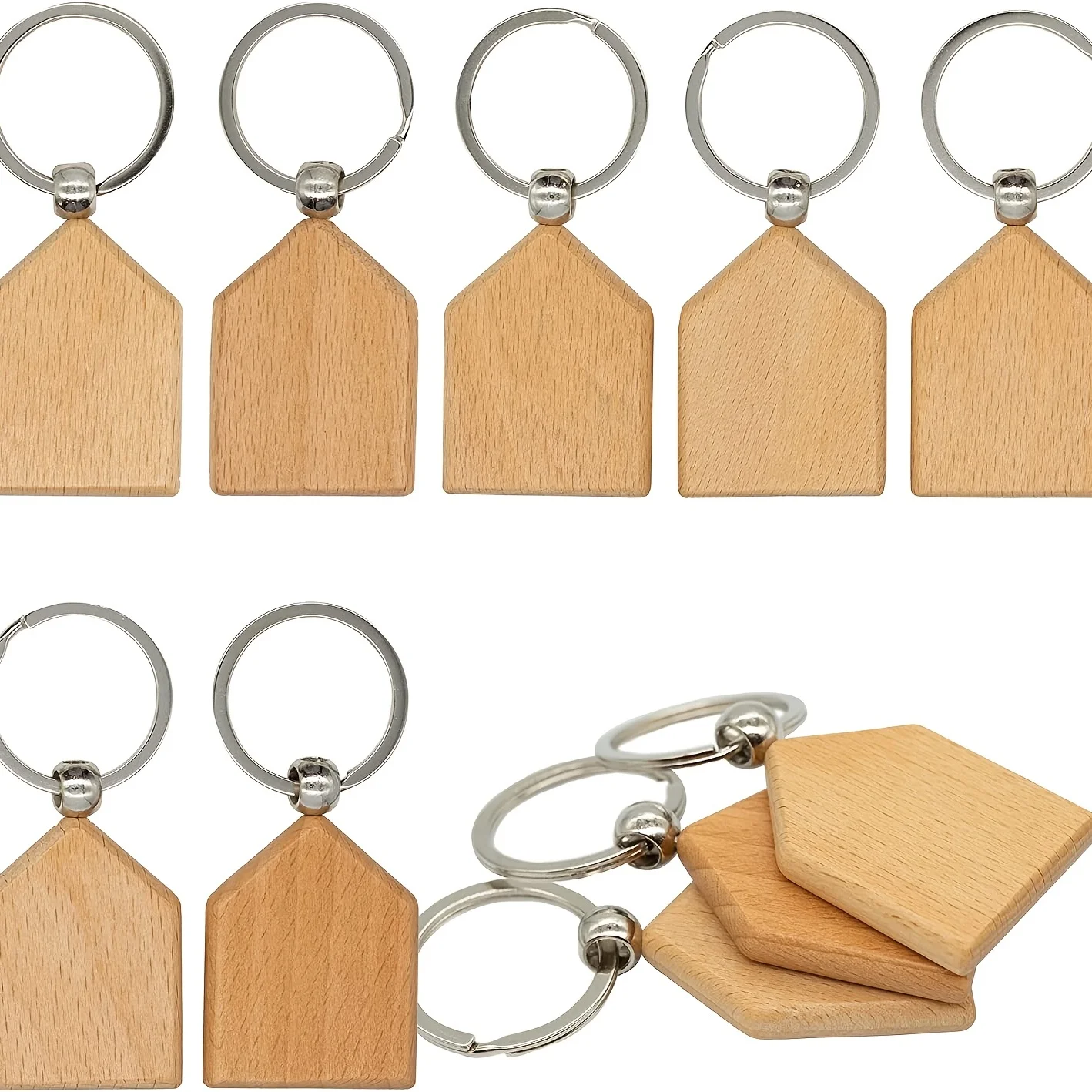 Etiqueta de madera con forma de casa sobre fondo claro