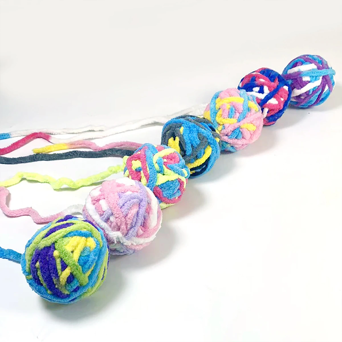 Pelotas pequeñas con campana - detalle