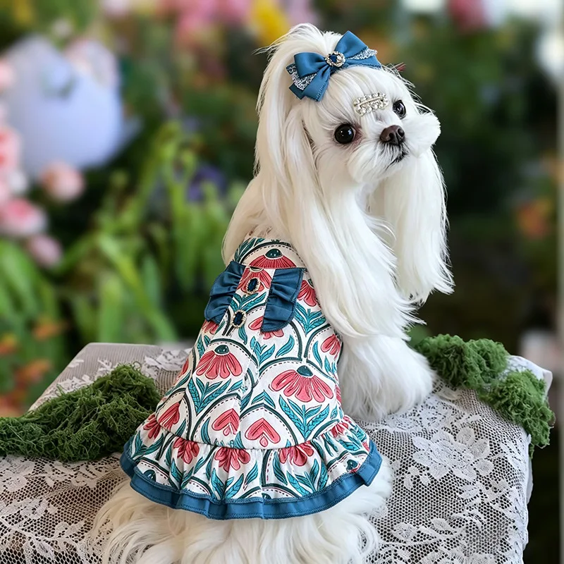 Vista del vestido floral para perros pequeños