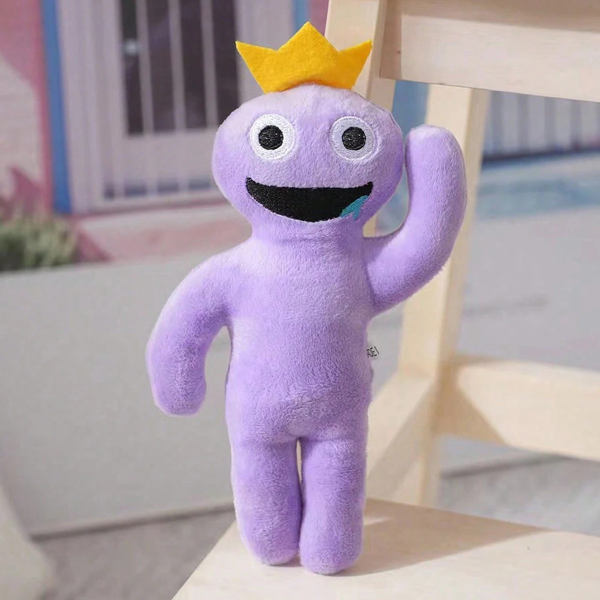 Peluche en juego con perro pequeño