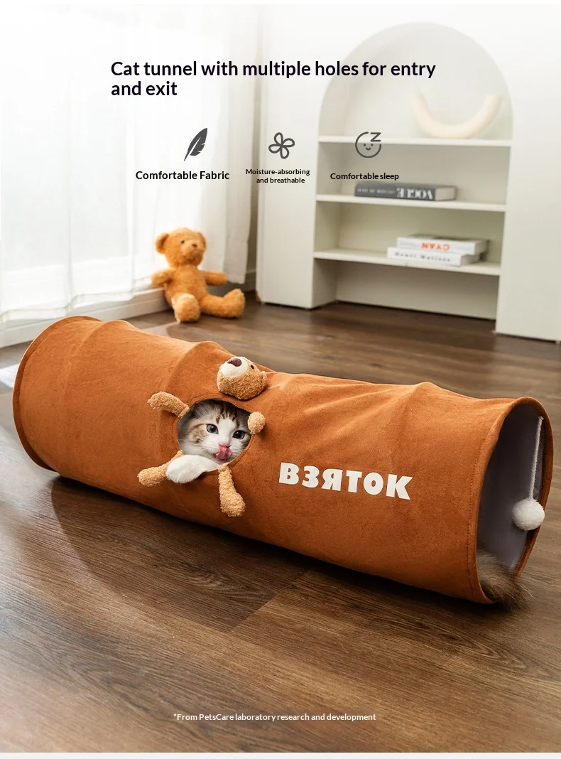 Gato usando túnel plegable para jugar en interior