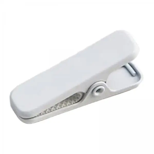 Clip para kimono de aluminio con recubrimiento de goma mostrando su diseño compacto
