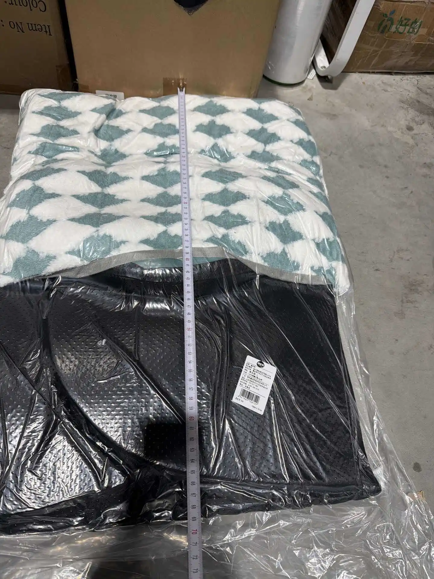 Vista frontal de la cama para perros grande marrón