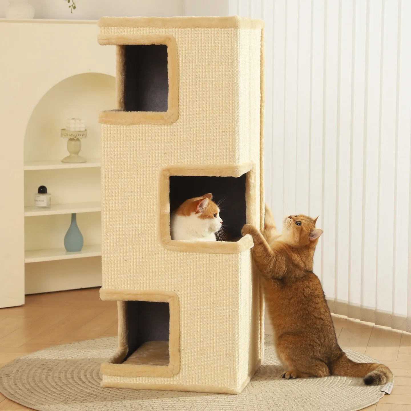 Gato usando el poste rascador de sisal en la torre compacta